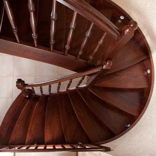 Holztreppen aus Polen in klassischer Form nach Maß gefertigt