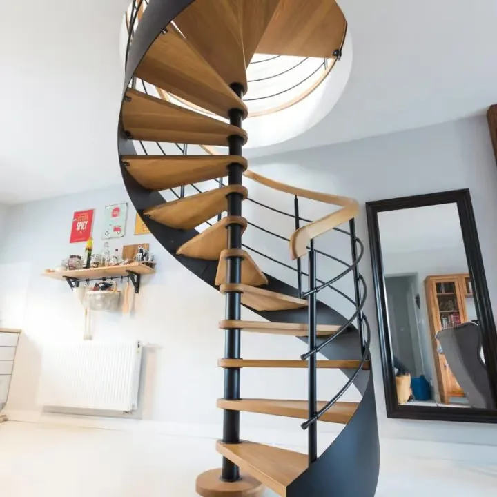 Treppen aus Polen nach Maß als platzsparende Spindeltreppe