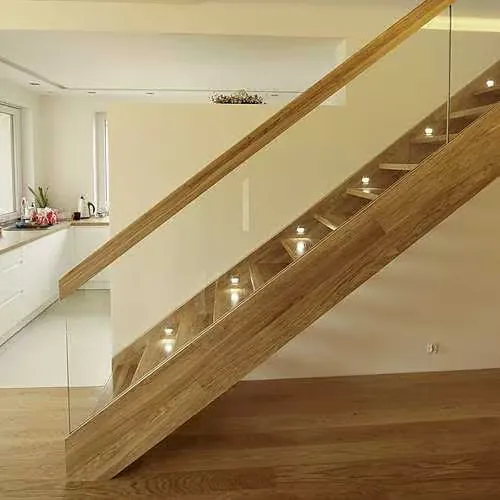 Treppen aus Polen nach Maß als Wangentreppe aus Holz