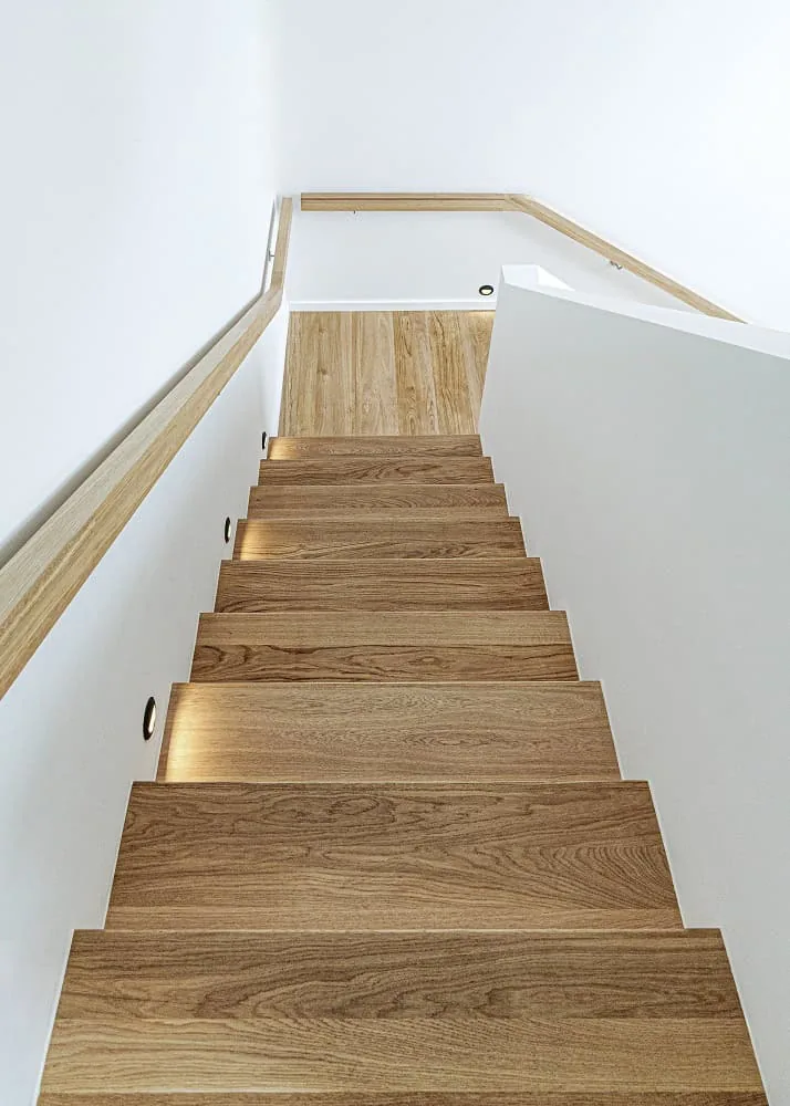 Moderne Bolzentreppen aus Polen nach Maß gefertigt