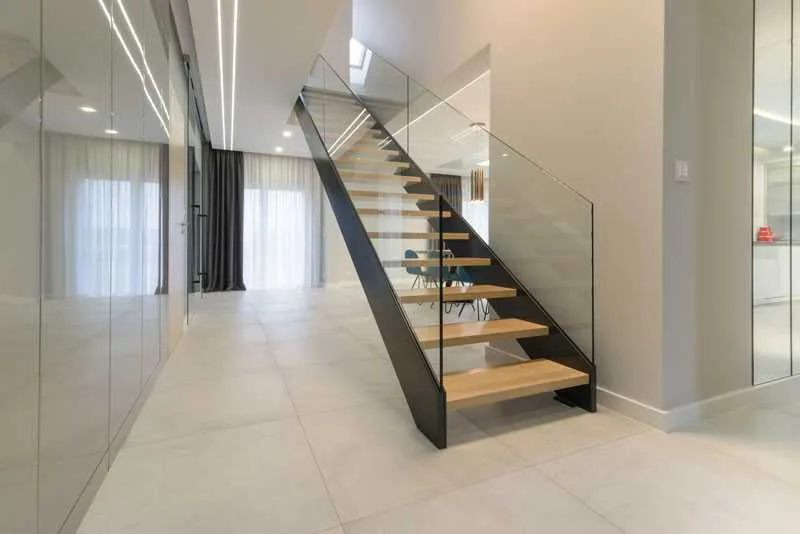 Gerade Treppen aus Polen mit Holzstufen nach Maß