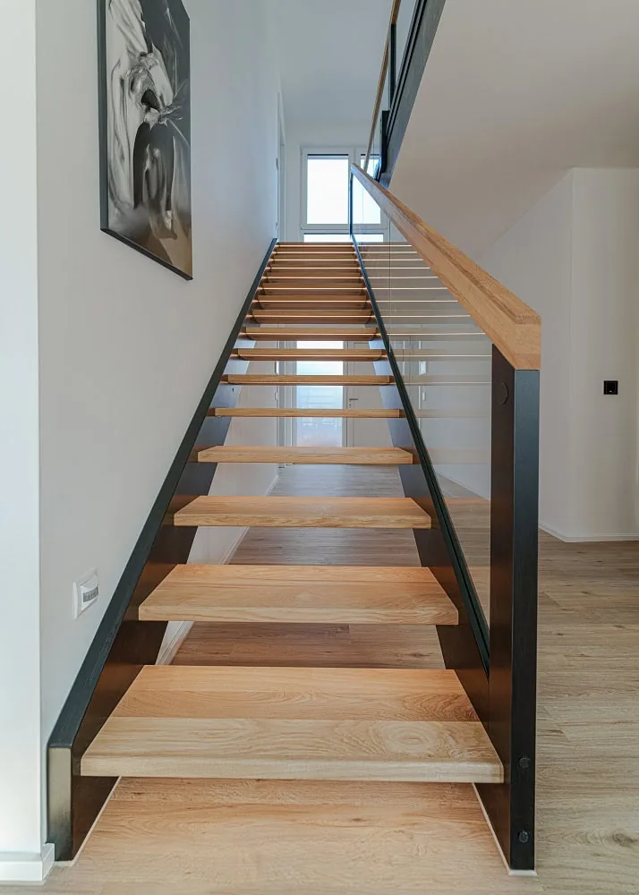 Gerade Treppen aus Polen im offenen Neubau