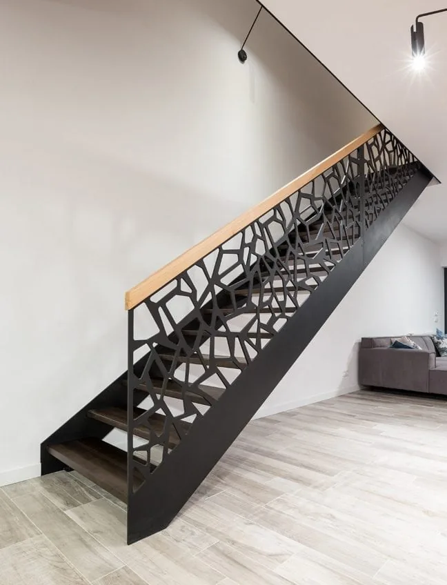 Gerade Treppen aus Polen mit klaren Linien im Wohnraum