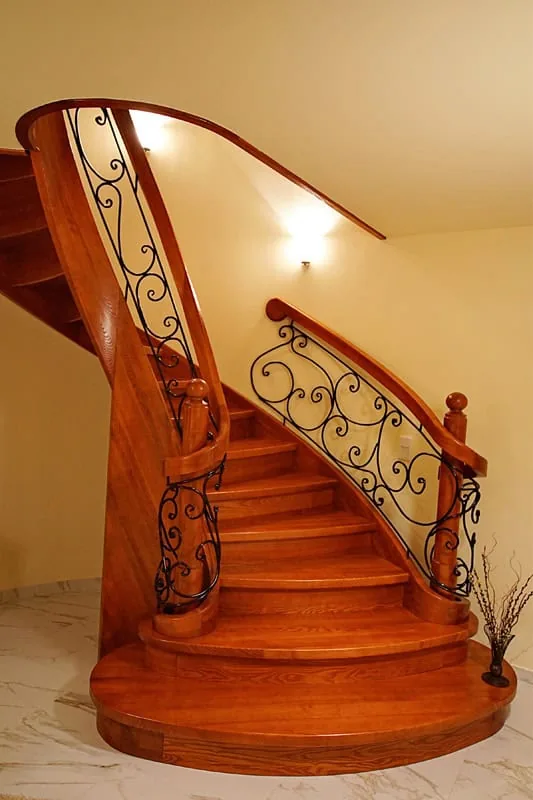 Gewendelte Treppen aus Polen mit Holzstufen nach Maß