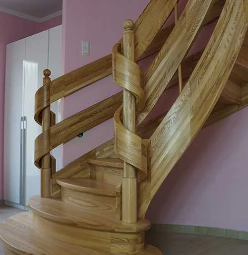 Gewendelte Treppen aus Polen im modernen Neubau