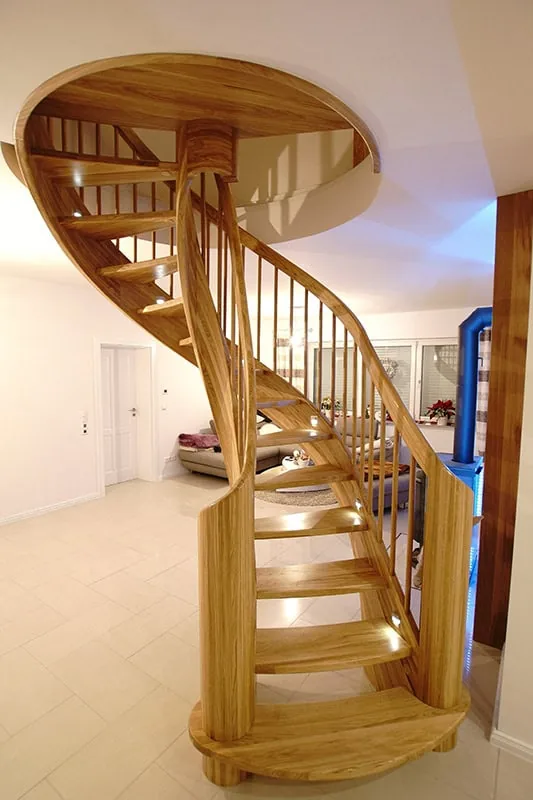 Gewendelte Treppen aus Polen im offenen Wohnbereich