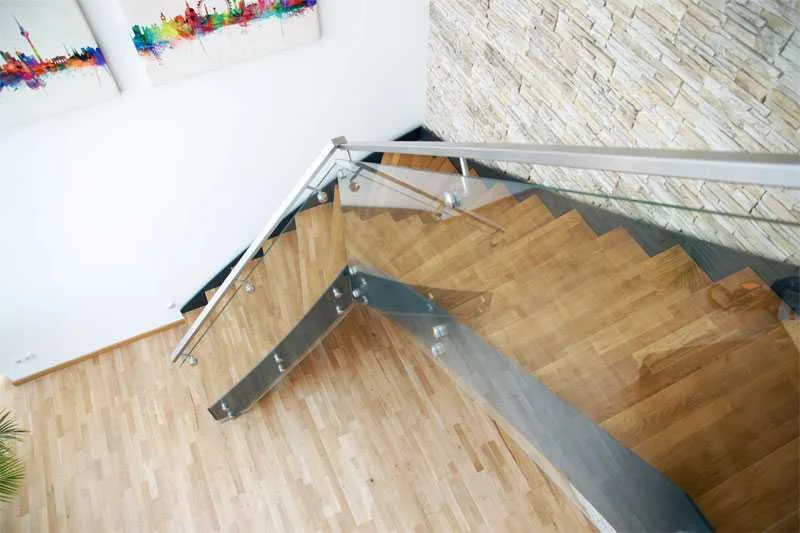 L-Treppen aus Polen im offenen Wohnhaus