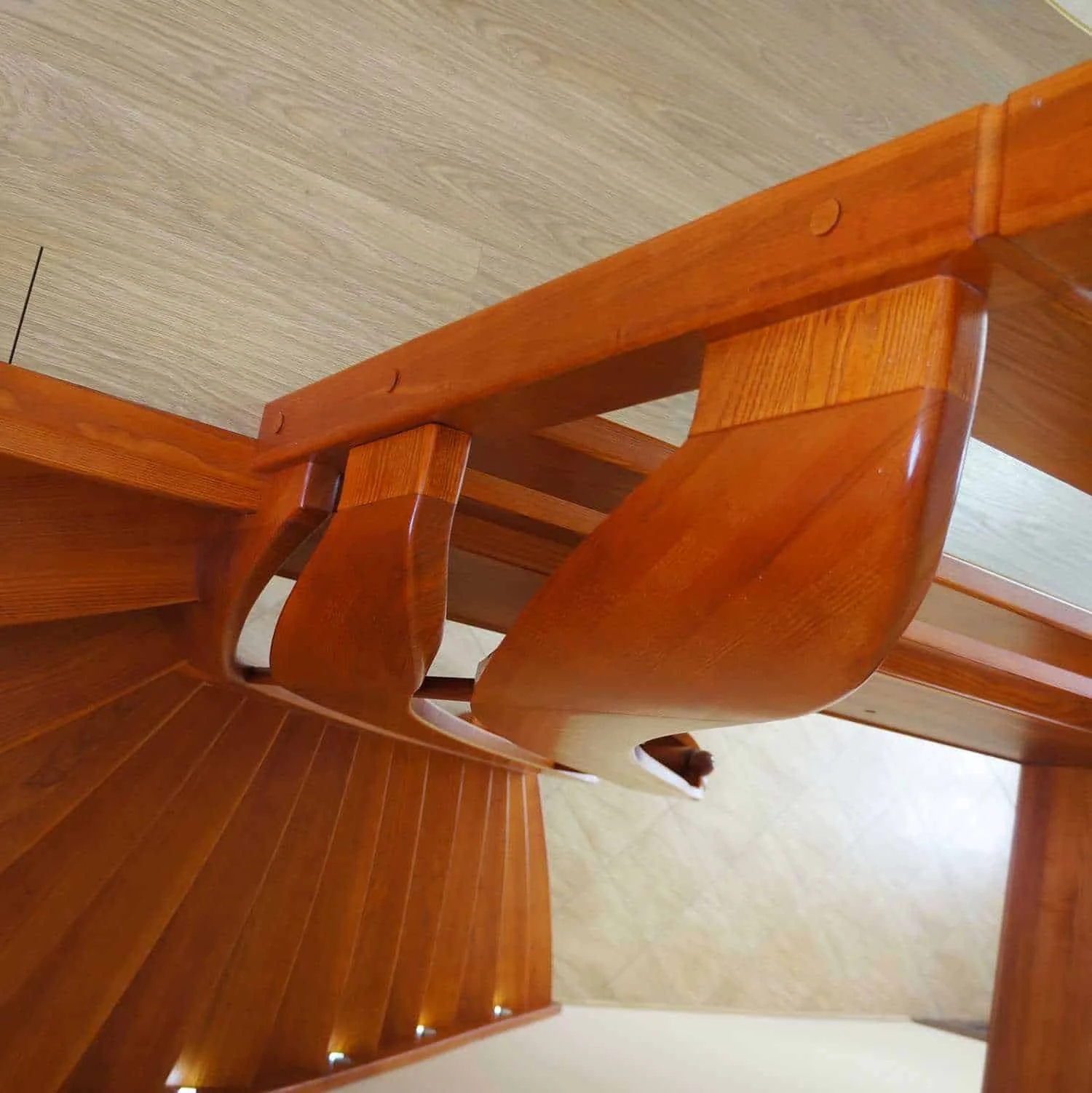 L-Treppen aus Polen in strukturierter Diele nach Maß