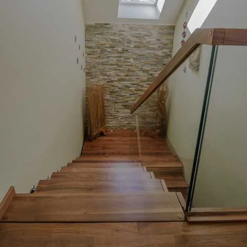 Podesttreppen aus Polen in großzügiger Diele