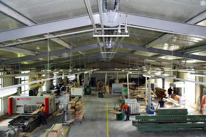 Tischlermeister bei der Handarbeit